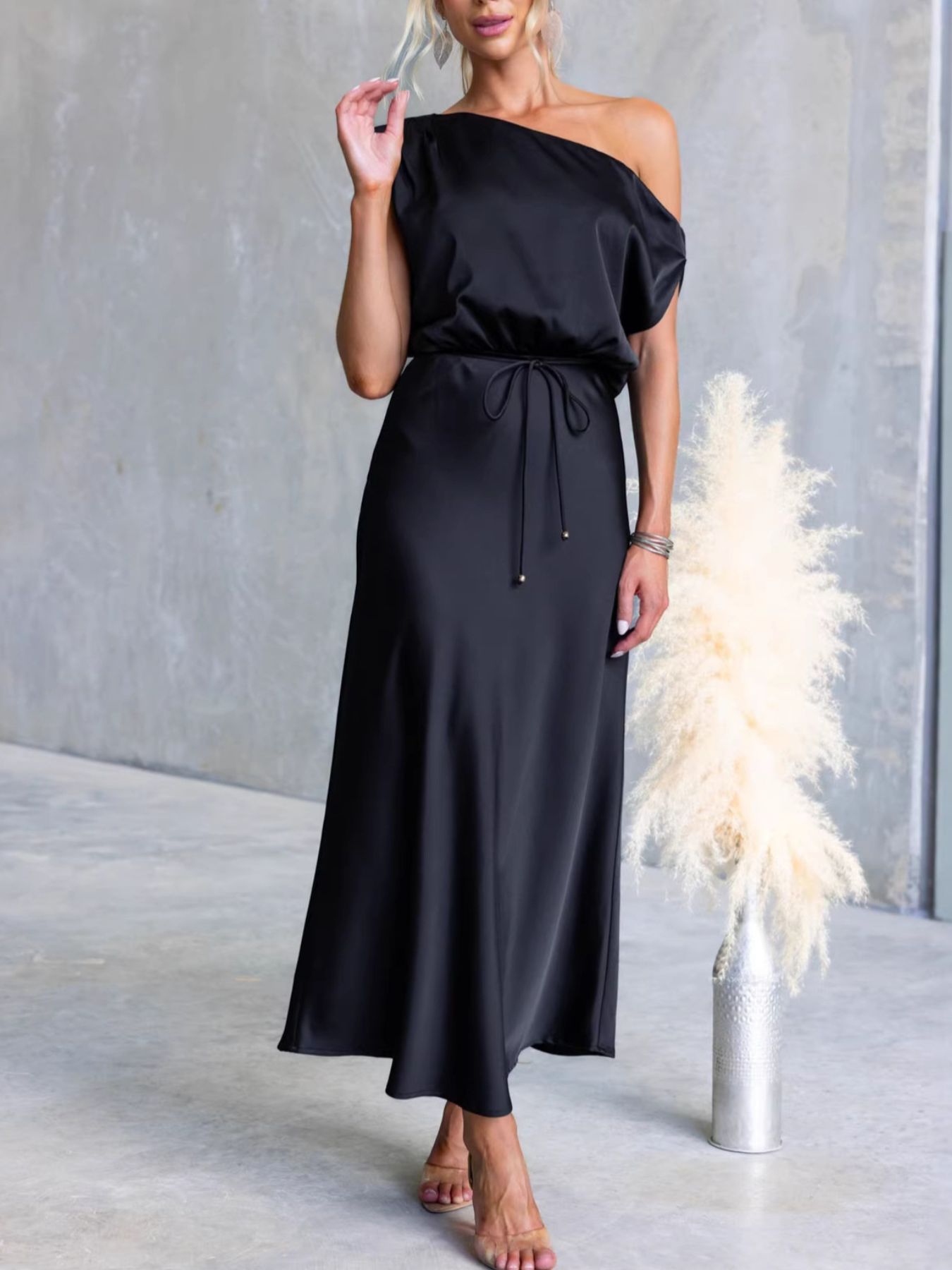 one and only shoulder pad midi dress Vestido Midi One And Only Shoulder Pad - Crema