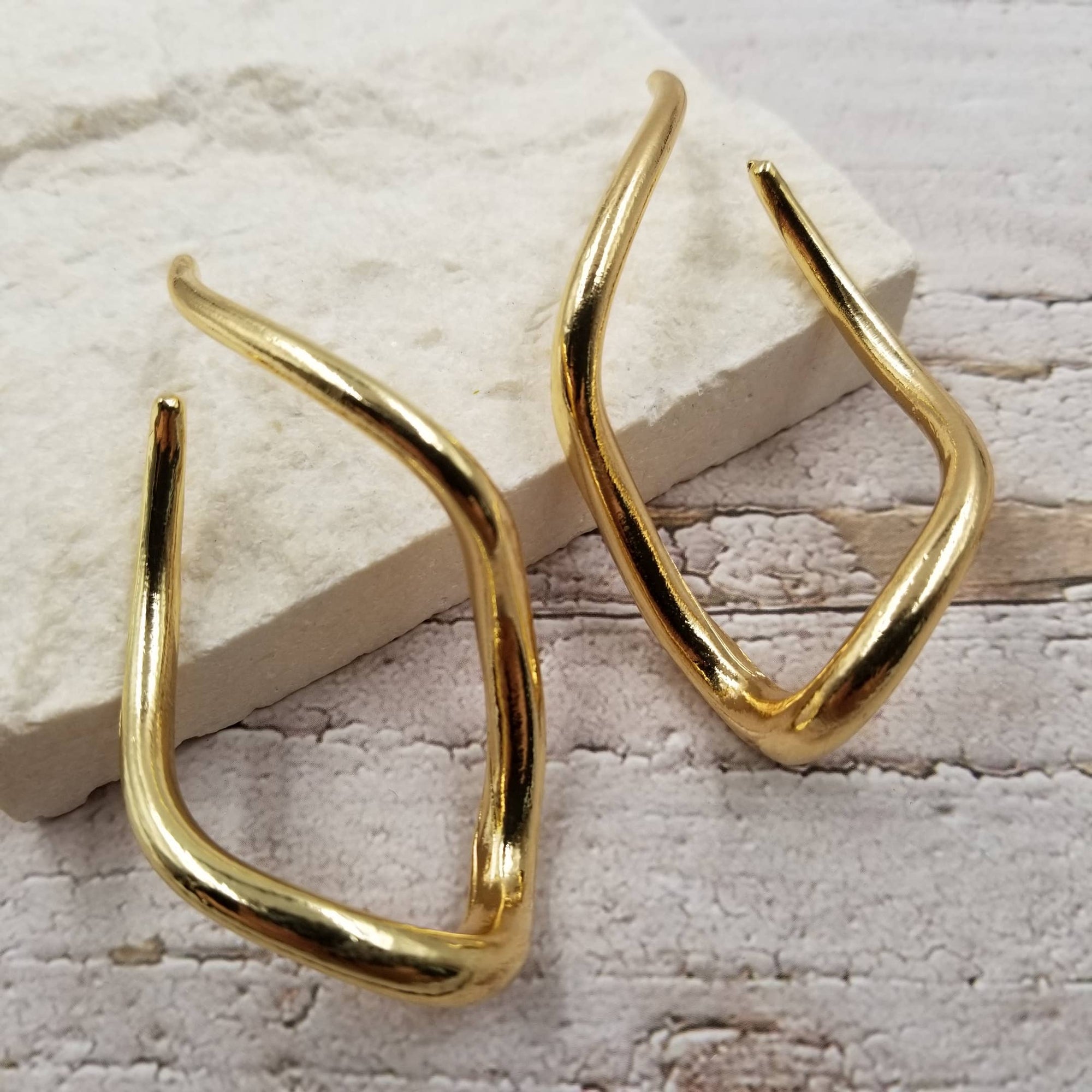 Twisted Line Earrings | Gold